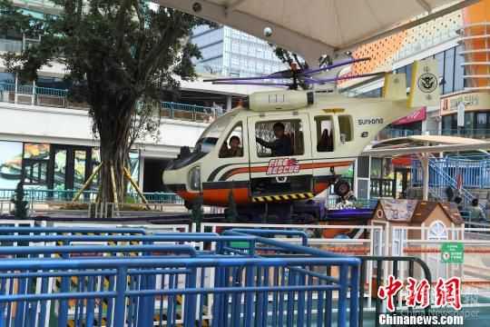 圖為不少市民正在游樂場玩耍?！￡惓?攝