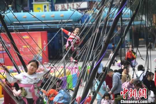 圖為眾多小孩正在游樂場玩耍?！￡惓?攝