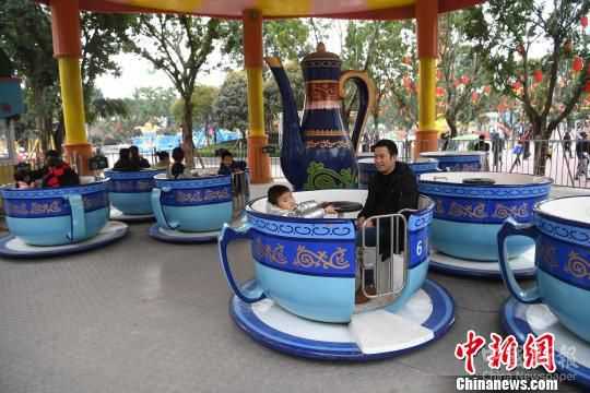 圖為不少市民正在游樂場玩耍?！￡惓?攝