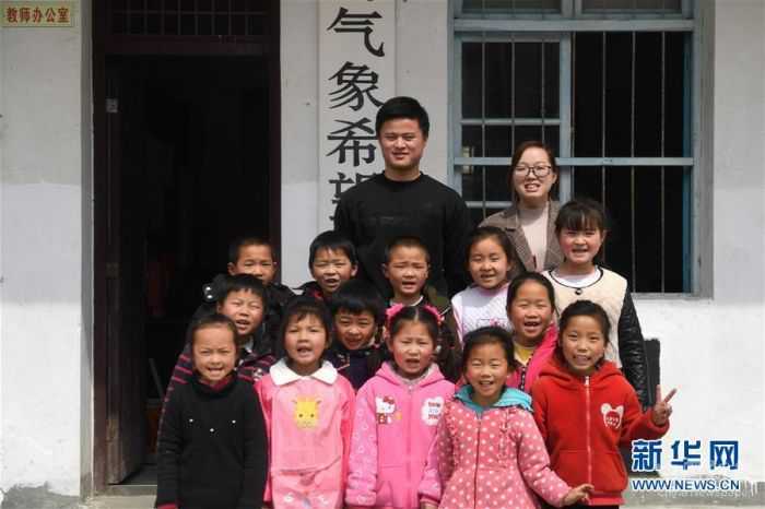 。在安徽省岳西縣青天鄉(xiāng)老鴨村上海氣象希望小學，“90后”陳偉和妻子黃曉青扎根大山深處，用心教育山里的孩子。陳偉和黃曉青的老家在安徽省懷寧縣小市鎮(zhèn)，2017年，他們通過考試成為老鴨村上海氣象希望小學的老師，從此以校為家，吃住都在學?！，F(xiàn)在，這對夫妻教師把兩個女兒也帶在身邊，上課時由陳偉的母親幫忙照看孩子。老鴨村上海氣象希望小學只有7名教師，夫妻倆除了自己負責的語文和數(shù)學主課以外，還要兼上音樂、體育等課程。陳偉告訴記者，山區(qū)小學缺少老師，他希望有更多的年輕老師到基層來。 “每天和學生們在一起，真的很快樂。”黃曉青說。新華社記者 張端 攝