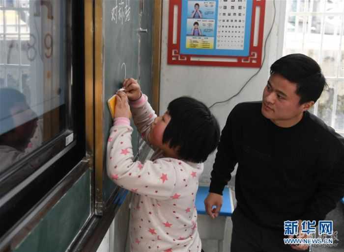 。在安徽省岳西縣青天鄉(xiāng)老鴨村上海氣象希望小學，“90后”陳偉和妻子黃曉青扎根大山深處，用心教育山里的孩子。陳偉和黃曉青的老家在安徽省懷寧縣小市鎮(zhèn)，2017年，他們通過考試成為老鴨村上海氣象希望小學的老師，從此以校為家，吃住都在學?！，F(xiàn)在，這對夫妻教師把兩個女兒也帶在身邊，上課時由陳偉的母親幫忙照看孩子。老鴨村上海氣象希望小學只有7名教師，夫妻倆除了自己負責的語文和數(shù)學主課以外，還要兼上音樂、體育等課程。陳偉告訴記者，山區(qū)小學缺少老師，他希望有更多的年輕老師到基層來。 “每天和學生們在一起，真的很快樂?！秉S曉青說。新華社記者 張端 攝