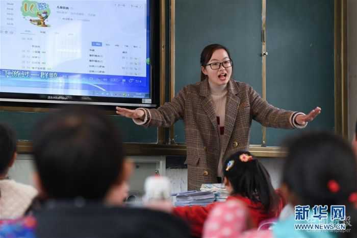 。在安徽省岳西縣青天鄉(xiāng)老鴨村上海氣象希望小學，“90后”陳偉和妻子黃曉青扎根大山深處，用心教育山里的孩子。陳偉和黃曉青的老家在安徽省懷寧縣小市鎮(zhèn)，2017年，他們通過考試成為老鴨村上海氣象希望小學的老師，從此以校為家，吃住都在學?！，F(xiàn)在，這對夫妻教師把兩個女兒也帶在身邊，上課時由陳偉的母親幫忙照看孩子。老鴨村上海氣象希望小學只有7名教師，夫妻倆除了自己負責的語文和數(shù)學主課以外，還要兼上音樂、體育等課程。陳偉告訴記者，山區(qū)小學缺少老師，他希望有更多的年輕老師到基層來。 “每天和學生們在一起，真的很快樂?！秉S曉青說。新華社記者 張端 攝