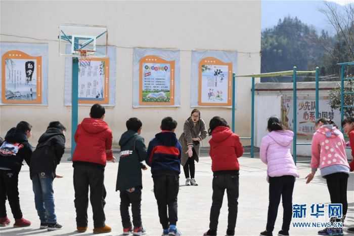 。在安徽省岳西縣青天鄉(xiāng)老鴨村上海氣象希望小學，“90后”陳偉和妻子黃曉青扎根大山深處，用心教育山里的孩子。陳偉和黃曉青的老家在安徽省懷寧縣小市鎮(zhèn)，2017年，他們通過考試成為老鴨村上海氣象希望小學的老師，從此以校為家，吃住都在學?！，F(xiàn)在，這對夫妻教師把兩個女兒也帶在身邊，上課時由陳偉的母親幫忙照看孩子。老鴨村上海氣象希望小學只有7名教師，夫妻倆除了自己負責的語文和數(shù)學主課以外，還要兼上音樂、體育等課程。陳偉告訴記者，山區(qū)小學缺少老師，他希望有更多的年輕老師到基層來。 “每天和學生們在一起，真的很快樂?！秉S曉青說。新華社記者 張端 攝