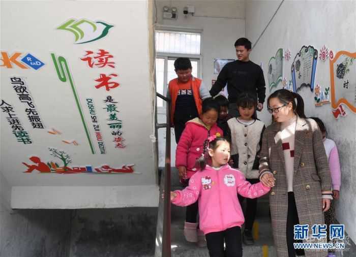 。在安徽省岳西縣青天鄉(xiāng)老鴨村上海氣象希望小學，“90后”陳偉和妻子黃曉青扎根大山深處，用心教育山里的孩子。陳偉和黃曉青的老家在安徽省懷寧縣小市鎮(zhèn)，2017年，他們通過考試成為老鴨村上海氣象希望小學的老師，從此以校為家，吃住都在學?！，F(xiàn)在，這對夫妻教師把兩個女兒也帶在身邊，上課時由陳偉的母親幫忙照看孩子。老鴨村上海氣象希望小學只有7名教師，夫妻倆除了自己負責的語文和數(shù)學主課以外，還要兼上音樂、體育等課程。陳偉告訴記者，山區(qū)小學缺少老師，他希望有更多的年輕老師到基層來。 “每天和學生們在一起，真的很快樂?！秉S曉青說。新華社記者 張端 攝