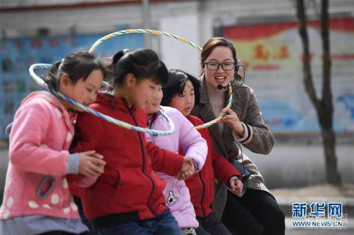 。在安徽省岳西縣青天鄉(xiāng)老鴨村上海氣象希望小學，“90后”陳偉和妻子黃曉青扎根大山深處，用心教育山里的孩子。陳偉和黃曉青的老家在安徽省懷寧縣小市鎮(zhèn)，2017年，他們通過考試成為老鴨村上海氣象希望小學的老師，從此以校為家，吃住都在學?！，F(xiàn)在，這對夫妻教師把兩個女兒也帶在身邊，上課時由陳偉的母親幫忙照看孩子。老鴨村上海氣象希望小學只有7名教師，夫妻倆除了自己負責的語文和數(shù)學主課以外，還要兼上音樂、體育等課程。陳偉告訴記者，山區(qū)小學缺少老師，他希望有更多的年輕老師到基層來。 “每天和學生們在一起，真的很快樂?！秉S曉青說。新華社記者 張端 攝