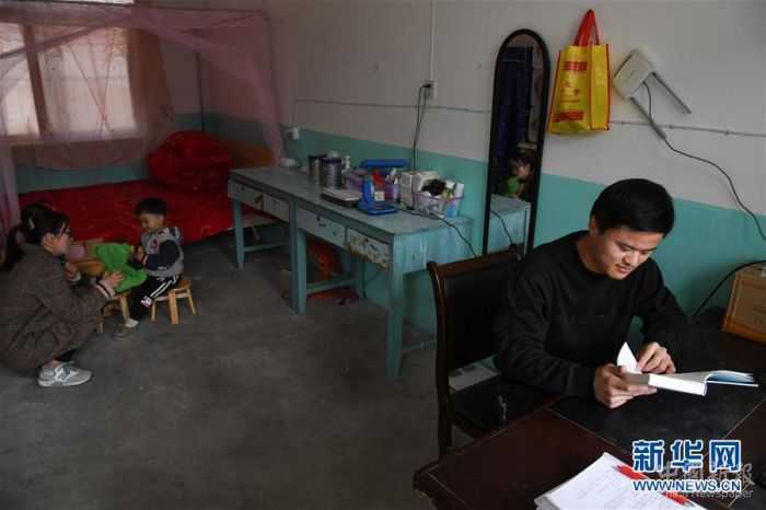 。在安徽省岳西縣青天鄉(xiāng)老鴨村上海氣象希望小學，“90后”陳偉和妻子黃曉青扎根大山深處，用心教育山里的孩子。陳偉和黃曉青的老家在安徽省懷寧縣小市鎮(zhèn)，2017年，他們通過考試成為老鴨村上海氣象希望小學的老師，從此以校為家，吃住都在學?！，F(xiàn)在，這對夫妻教師把兩個女兒也帶在身邊，上課時由陳偉的母親幫忙照看孩子。老鴨村上海氣象希望小學只有7名教師，夫妻倆除了自己負責的語文和數(shù)學主課以外，還要兼上音樂、體育等課程。陳偉告訴記者，山區(qū)小學缺少老師，他希望有更多的年輕老師到基層來。 “每天和學生們在一起，真的很快樂。”黃曉青說。新華社記者 張端 攝