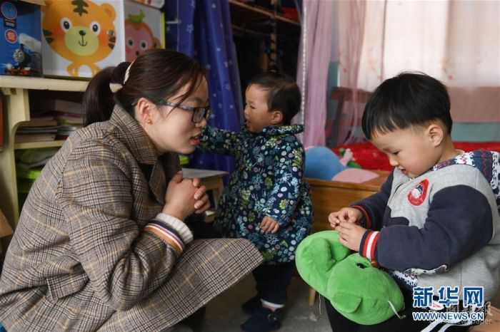 。在安徽省岳西縣青天鄉(xiāng)老鴨村上海氣象希望小學，“90后”陳偉和妻子黃曉青扎根大山深處，用心教育山里的孩子。陳偉和黃曉青的老家在安徽省懷寧縣小市鎮(zhèn)，2017年，他們通過考試成為老鴨村上海氣象希望小學的老師，從此以校為家，吃住都在學?！，F(xiàn)在，這對夫妻教師把兩個女兒也帶在身邊，上課時由陳偉的母親幫忙照看孩子。老鴨村上海氣象希望小學只有7名教師，夫妻倆除了自己負責的語文和數(shù)學主課以外，還要兼上音樂、體育等課程。陳偉告訴記者，山區(qū)小學缺少老師，他希望有更多的年輕老師到基層來。 “每天和學生們在一起，真的很快樂?！秉S曉青說。新華社記者 張端 攝