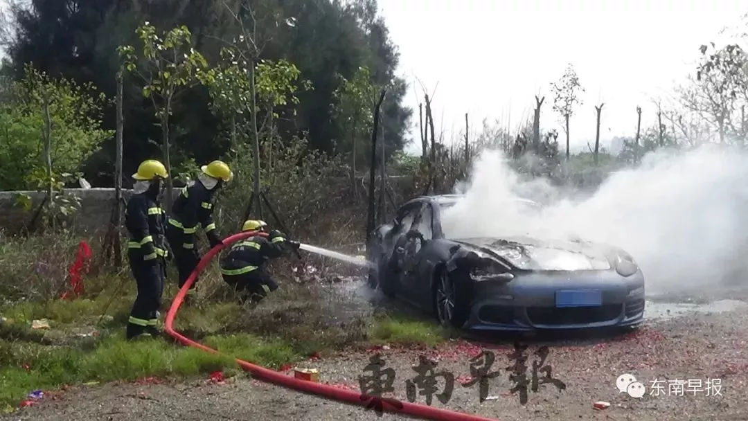 燒了輛真的!百萬保時捷上山掃墓被燒成骨架
