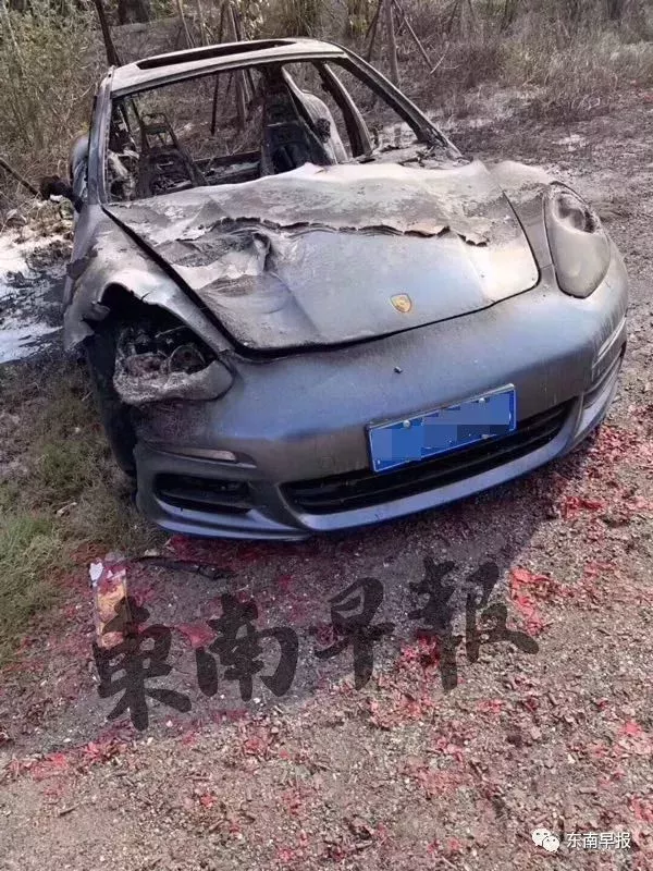 燒了輛真的!百萬保時捷上山掃墓被燒成骨架