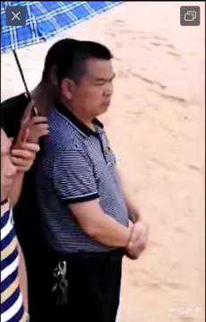 貴州黎平縣一副鎮(zhèn)長(zhǎng)視察災(zāi)情時(shí)“被打傘”引熱議