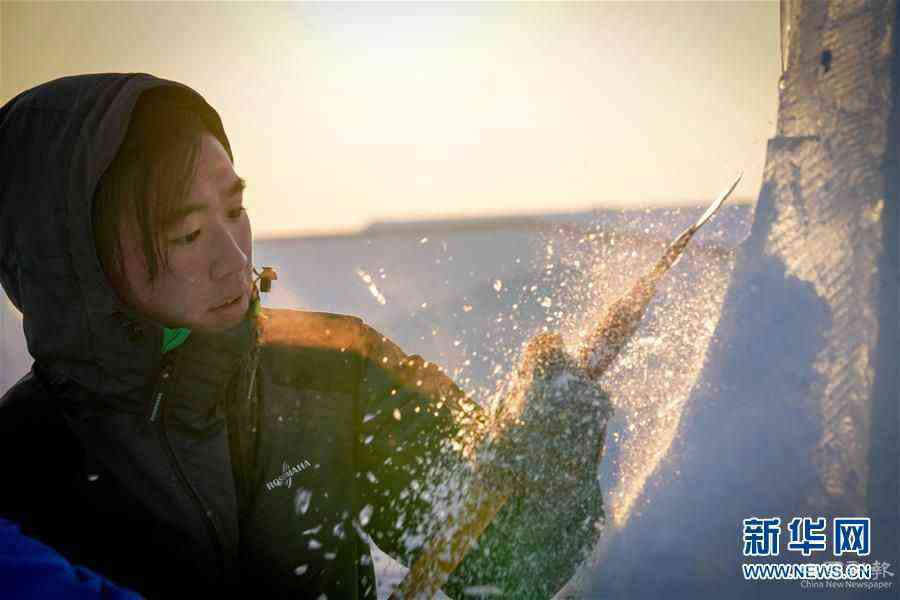 （社會(huì)）（4）哈爾濱：比拼冰雕技藝   打造精致“凍品”