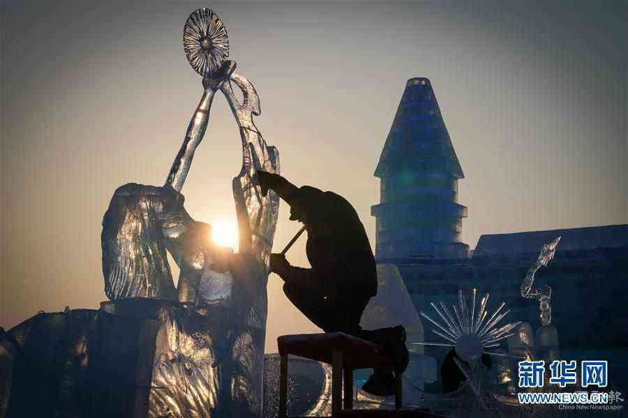 （社會(huì)）（6）哈爾濱：比拼冰雕技藝   打造精致“凍品”