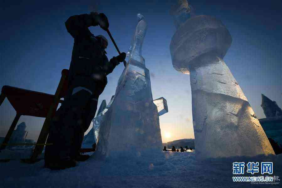 （社會(huì)）（8）哈爾濱：比拼冰雕技藝   打造精致“凍品”