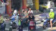 蔡英文車隊(duì)“掃街”造勢 路邊民眾對其比倒贊