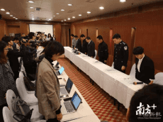 廣州地陷3名失聯(lián)者遺體全部找到，發(fā)布會(huì)現(xiàn)場(chǎng)全體人員默哀