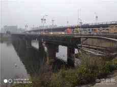 長(zhǎng)沙一輛依維柯沖破20多米護(hù)欄墜入瀏陽河 司機(jī)撿回一命