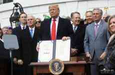 特朗普簽美墨加協(xié)定 專家憂損三國(guó)經(jīng)濟(jì)