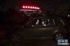 為節(jié)省10分鐘 這對醫(yī)護夫妻“以車為家”