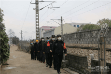 繃緊“安全弦” ?懷鐵公安開展護路巡防不松懈