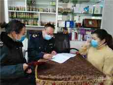 湖南邵東：衛(wèi)生監(jiān)督“衛(wèi)士”用腳尖走出商戶復工路