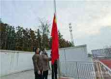 安徽廬江：隔空開學(xué)典禮　校長任升旗手