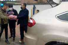 湖南嘉禾：學生在家上網課 老師登門送教材