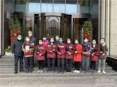 湖北多個(gè)服務(wù)保障專班為援鄂醫(yī)療隊(duì)女隊(duì)員慶?！叭恕惫?jié)