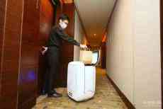 香港?酒店出動“機(jī)械人”為隔離者送餐