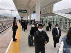 賀龍?jiān)獛浖亦l(xiāng)桑植火車站開行首趟復(fù)工專列 