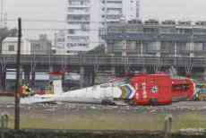 疑駕駛不當(dāng)臺(tái)直升機(jī)墜地翻側(cè) 機(jī)組人員沒(méi)有傷亡