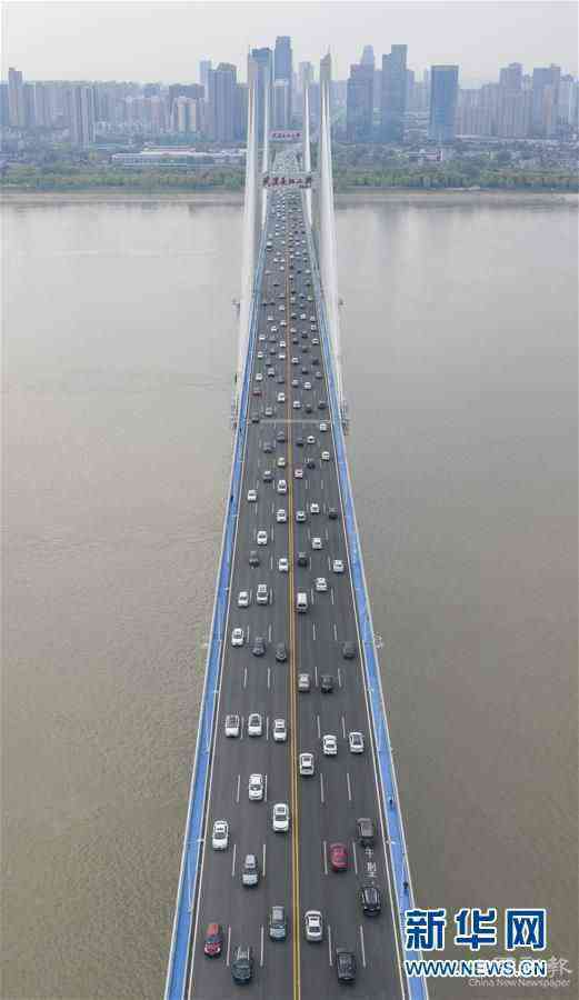 （聚焦疫情防控）（7）武漢長江二橋車流如織