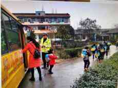 湖南沅江交警傾心傾力護航學(xué)生復(fù)課復(fù)學(xué)