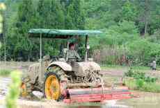 湖南新田：人機(jī)合奏“春播曲”