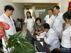 “獨(dú)龍針?lè)ā泵t(yī)再聚雪峰山，“義診尋根”話傳承