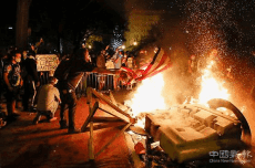 曾為香港暴徒撐腰的政客 面對(duì)美國(guó)暴亂表演