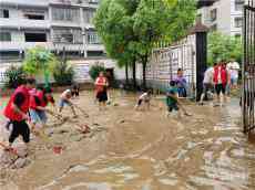 婁山關街道工農(nóng)小學黨員教師戰(zhàn)“洪魔”還校園一方凈土