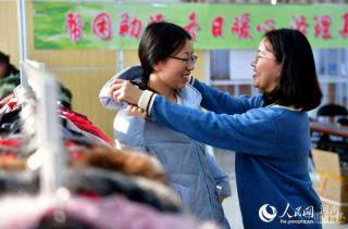 河南一學(xué)校免費為貧困學(xué)子發(fā)放棉衣十年 網(wǎng)友點贊