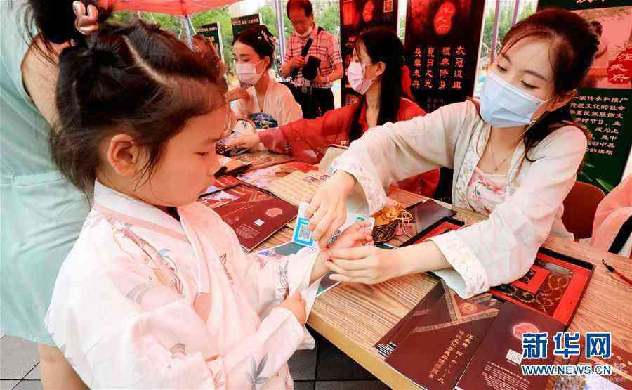 （新華全媒頭條·圖文互動(dòng)）（7）線上線下消費(fèi)升溫 文旅活動(dòng)邁上“云端”——端午假期透視我國(guó)經(jīng)濟(jì)高質(zhì)量發(fā)展新動(dòng)力