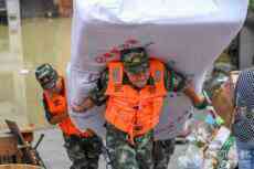 重慶災(zāi)情多點爆發(fā)，武警官兵多線救援