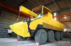 臺(tái)軍裝甲車街頭演練：漆成黃色 偽裝起重車