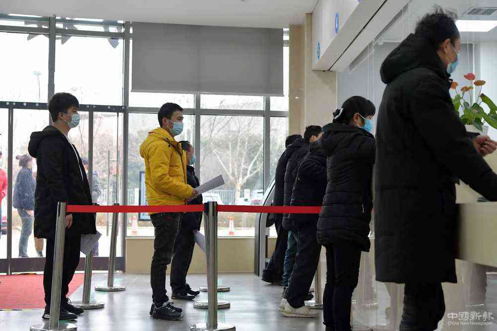 2021年1月4日，在江西省人民醫(yī)院紅谷灘院區(qū)，前來接種新冠疫苗的人員排隊登記。