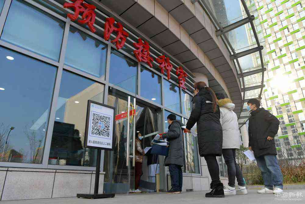 2021年1月4日，在江西省人民醫(yī)院紅谷灘院區(qū)，前來接種新冠疫苗的人員在接種點外排隊等候。