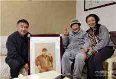 深圳市光明區(qū)政協(xié)委員張守福為抗戰(zhàn)老兵贈(zèng)送烙畫(huà)作品