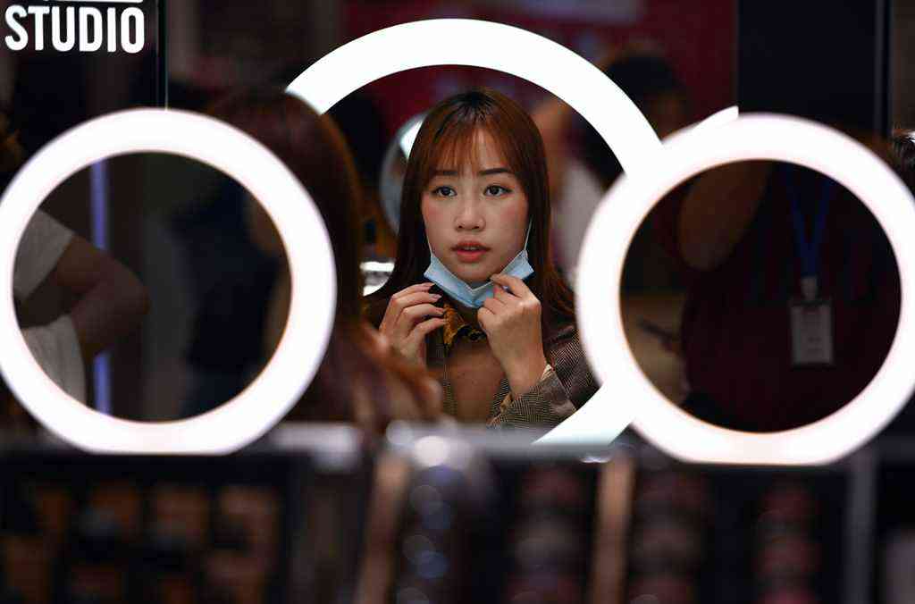 1月7日，顧客在?？谌赵聫V場(chǎng)免稅店選購(gòu)口紅。