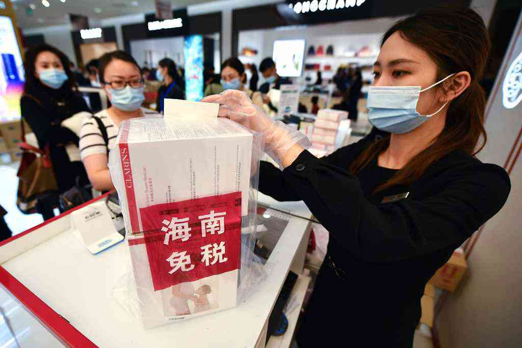 1月7日，?？谌赵聫V場(chǎng)免稅店的工作人員在打包免稅品。