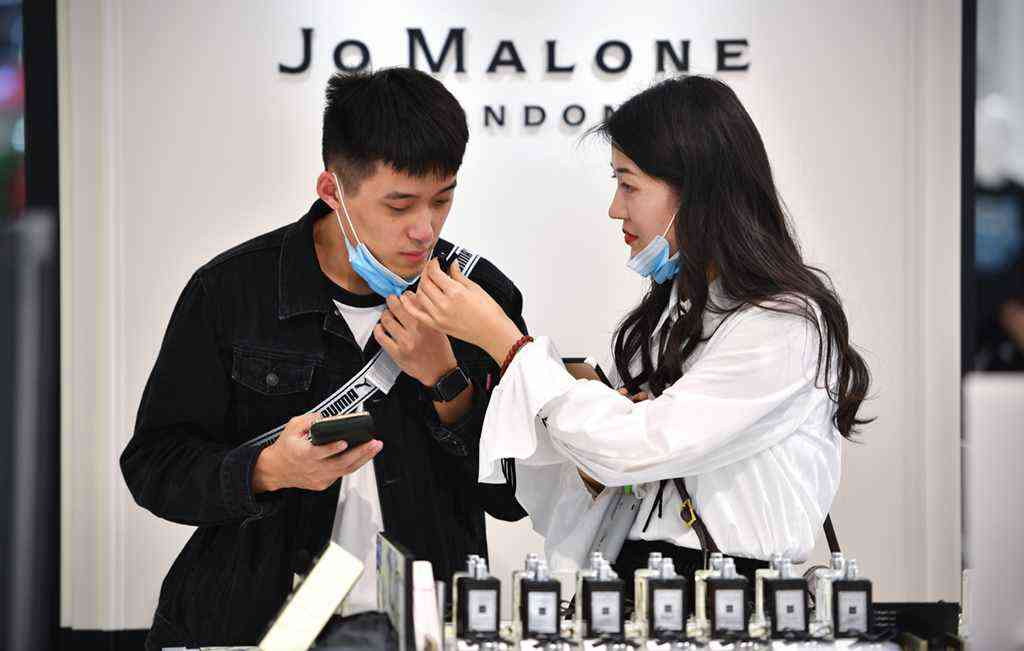 1月7日 ，顧客在海口日月廣場(chǎng)免稅店選購(gòu)香水。