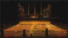 河北保定東風(fēng)公園夜晚：彩燈四射奪人目?紅燈高懸人稱贊