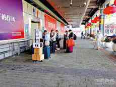 闔家團(tuán)圓！春節(jié)前趕回香港，深圳灣口岸人潮涌動