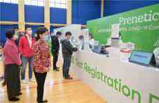 林鄭月娥到訪社區(qū)檢測中心送新年祝賀