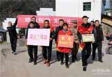 安徽休寧縣：喜報送進光榮門